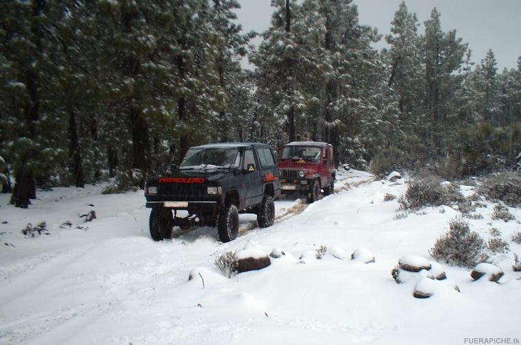 Abriendo pista en la nieve 4x4